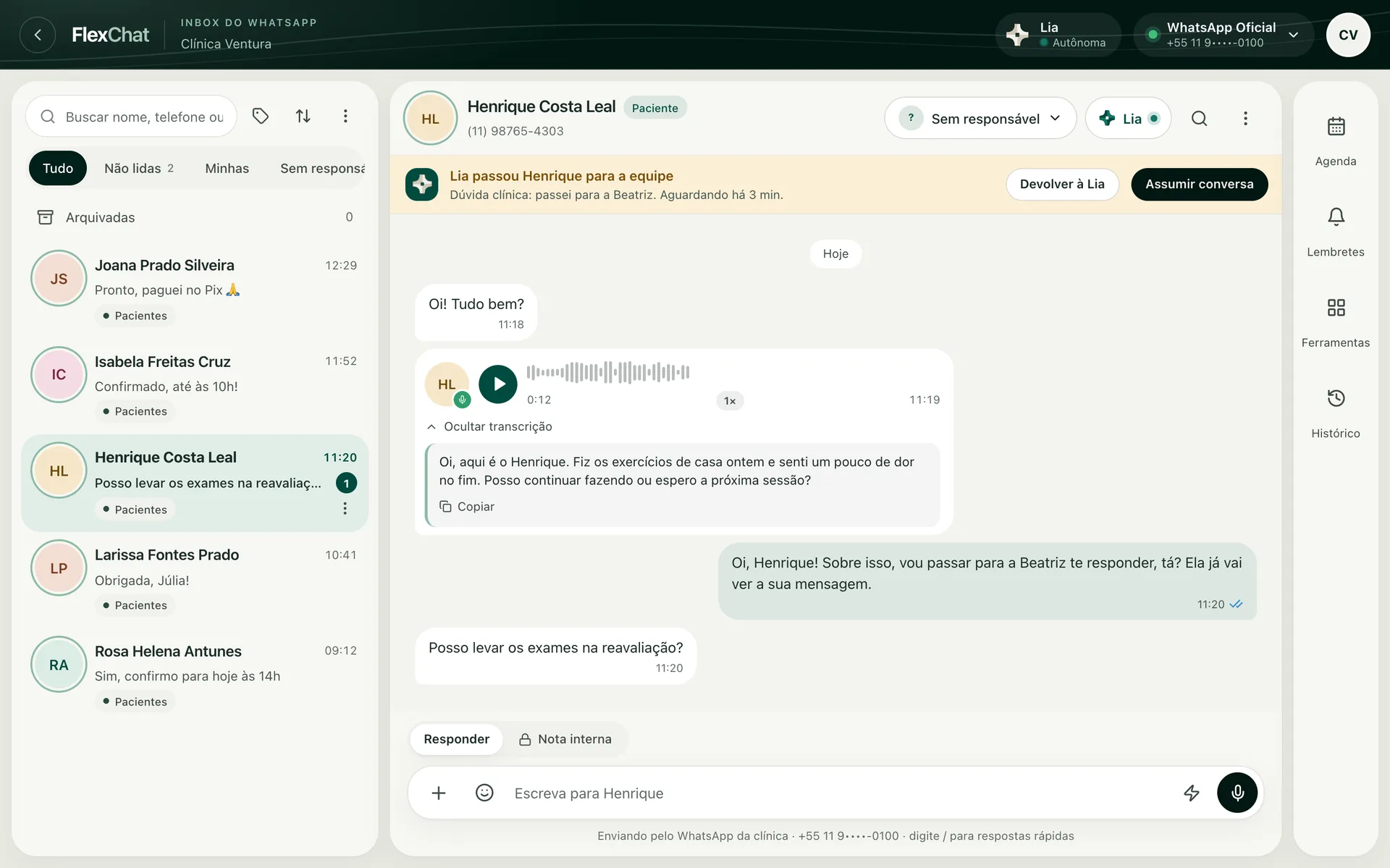 FlexChat: a Lia passou a conversa para a equipe depois de um áudio com dúvida clínica, com a transcrição aberta e os botões Devolver à Lia e Assumir conversa